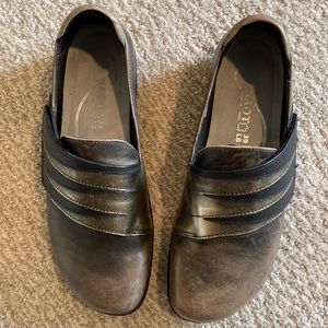 Naot shoe size  39/8 New w/o box gold bronze